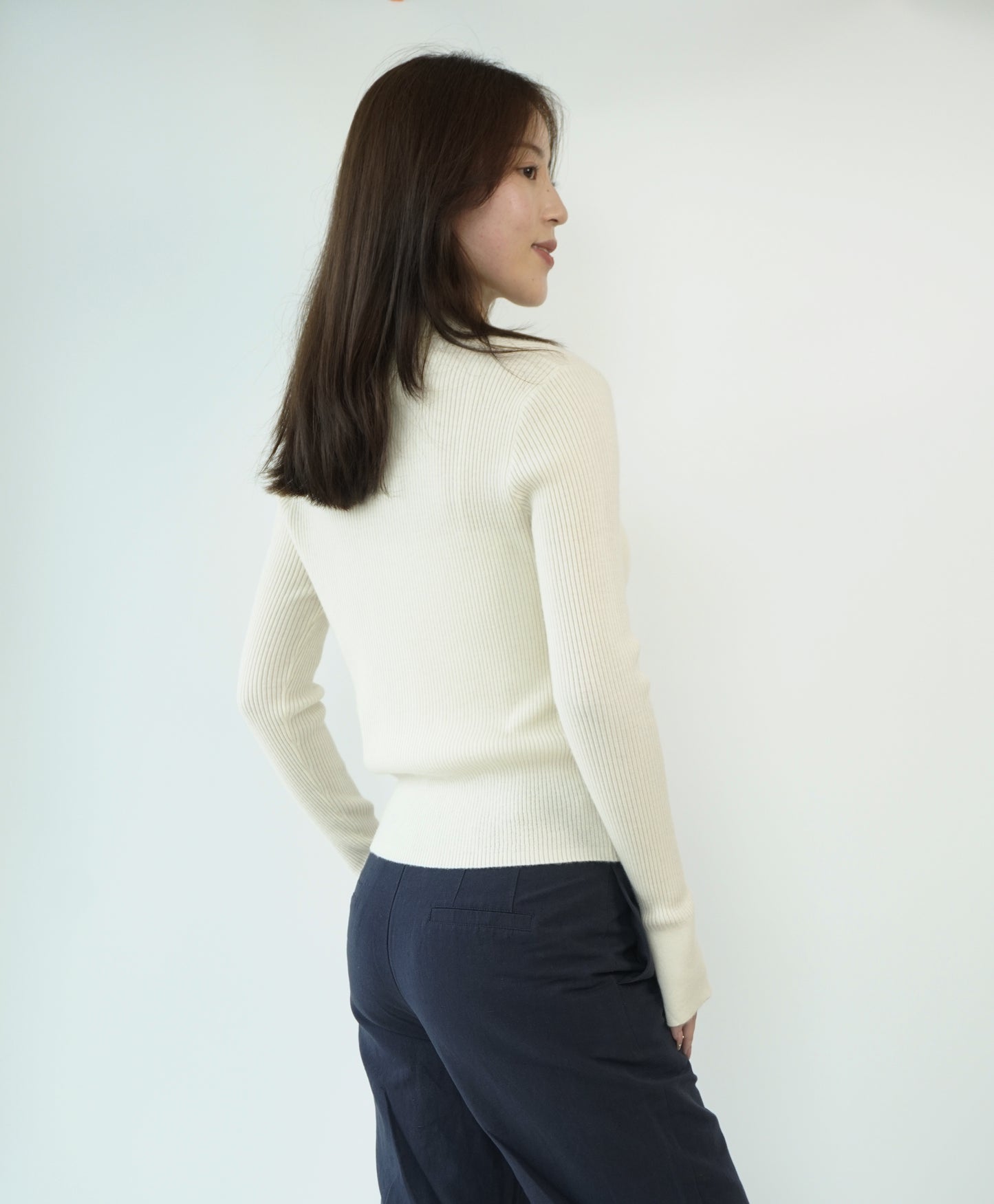 100% Cashmere Elegant, soft and luxurious crafted women's cashmere sweater
